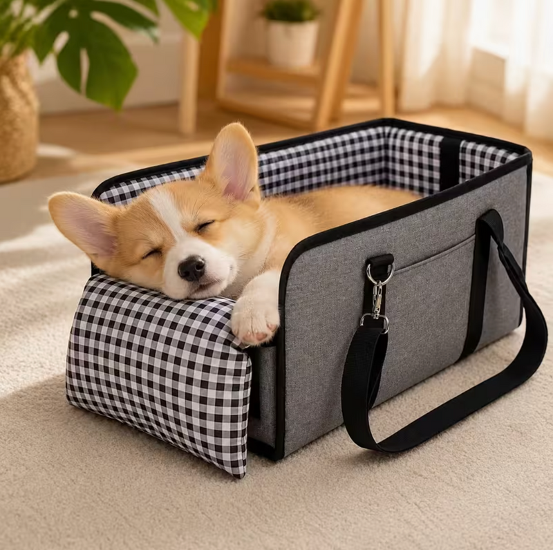 Perro cómodo y seguro en el transportín de coche HobbyDoggy